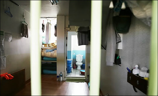 김무성 새누리당 대표가 언급한 '기업인 가석방'을 놓고 논란이 확산되고 있다. 사진은 모지역 교도소 내부 모습.ⓒ연합뉴스