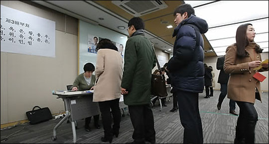 12일 오전 서울 서초구 대한변호사회관에서 치러진 제48대 대한변호사협회 협회장 선거에서 유권자들이 투표를 위해 신분확인을 하고 있다.ⓒ연합뉴스