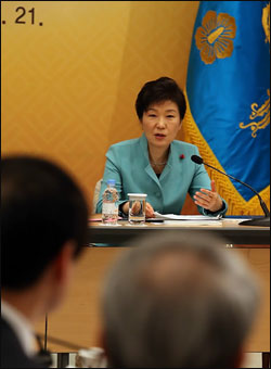 박근혜 대통령이 21일 오전 청와대 영빈관에서 열린 '국가혁신'을 주제로 한 합동 신년 업무보고에서 모두 발언하고 있다. ⓒ연합뉴스 