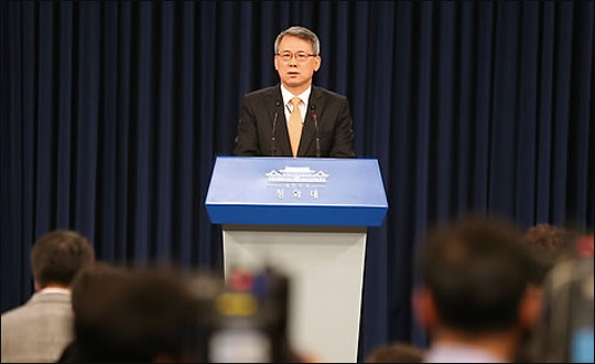 윤두현 청와대 홍보수석이 23일 춘추관에서 개각 및 청와대 인적쇄신에 대해 발표하고 있다. ⓒ연합뉴스