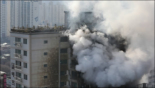 사진은 지난 10일 경기도 의정부시 의정부동의 한 아파트에서 불이 나 연기와 불길이 피어오르고 있는 모습. ⓒ연합뉴스