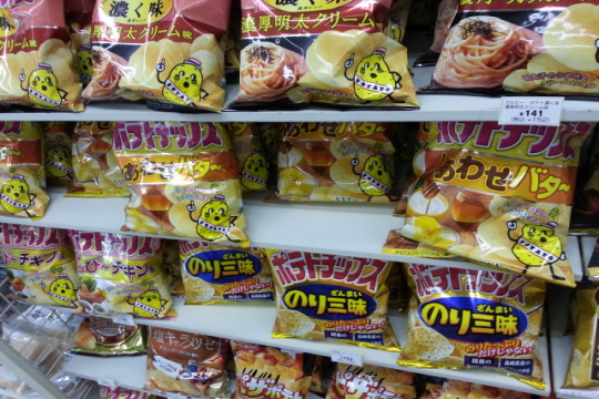 일본 삿포로의 한 편의점에 진열돼 있는 감자칩들의 종류가 상당하다. ⓒ데일리안 김영진 기자