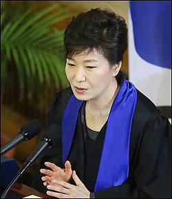 박근혜 대통령이 독일 국빈방문 마지막 날인 지난 2014년 3월 28일 오전(현지시각) 작센주 드레스덴공대를 방문, 교수. 학생등을 대상으로 통일 프로세스를 밝히고 있다.ⓒ연합뉴스