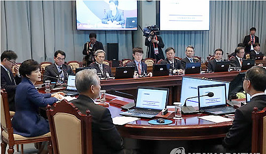 박근혜 대통령이 26일 오전 청와대 위민관에서 열린 수석비서관회의에서 모두 발언하고 있다. 이날 회의에는 신임 특보 및 수석들이 모두 참석했다. ⓒ연합뉴스