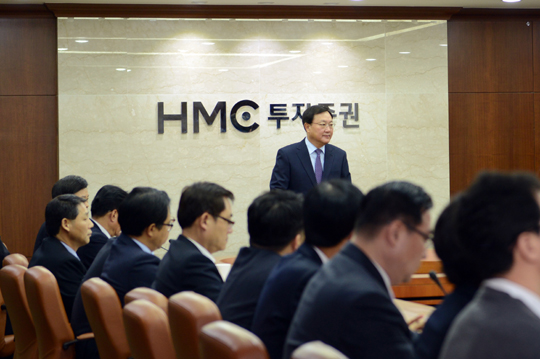 김흥제 HMC투자증권 사장이 지난 15일 여의도 본사에서 열린 2015년 첫 경영전략 회의에서 임원 및 팀장들과 함께 2015년 경영방침 및 중점추진 사항들을 공유하고 있다. ⓒ HMC투자증권