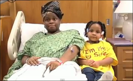 미국 미시간주에 사는 4살 여아 칼리스 매닝이 간질을 앓고 있는 만삭인 엄마가 위급상황에 처하자 침착하게 911에 전화를 걸어 엄마와 동생을 구했다. 유투브 영상 캡처