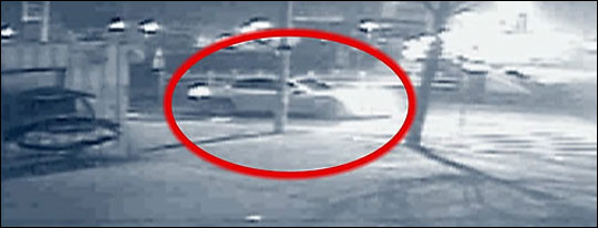 '크림빵 뺑소니' 사건의 용의차량을 특정해 경찰이 추적 중이다. 사진은 사고 당시 CCTV 촬영장면. ⓒ연합뉴스