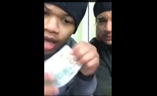 주차되어있던 차량을 부수고 현금과 아이폰을 훔친 후 이 아이폰으로 훔친 돈을 자랑하는 영상을 촬영한 20대 남성 두 명이 클라우드 서비스 때문에 체포되는 일이 발생했다. 유튜브 영상 화면 캡처.