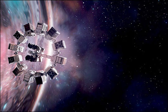 미국 나사가 두 은하의 충돌로 인해 탄생한 '괴물 불랙홀'을 발견했다. 사진은 영화 '인터스텔라'의 한 장면.