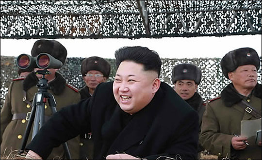 북한 김정은 국방위원회 제1위원장이 조선인민군 서부전선 기계화타격집단의 겨울철 도하공격연습을 지도하고 있다. ⓒ연합뉴스 