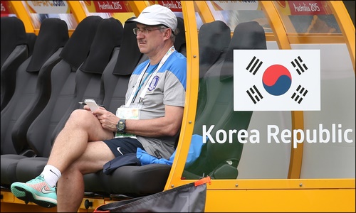 슈틸리케 감독은 비록 아시안컵은 놓쳤지만 불과 4개월의 시간 동안 한국축구에 박혔던 편견을 깨고 투명하고 새로운 희망의 메시지를 띄웠다. ⓒ 연합뉴스