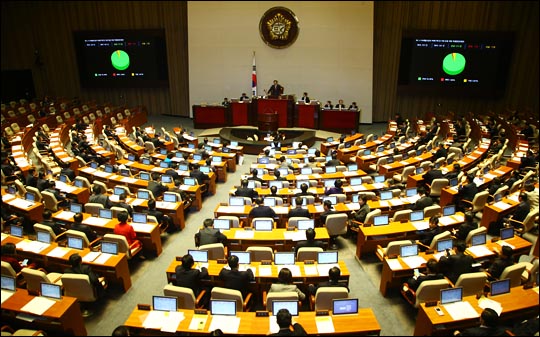 지난달 12일 오후 국회에서 열린 본회의에서 4.16세월호참사 피해구제 및 지원 등을 위한 특별법안이 가결 처리되고 있다.(자료사진) ⓒ데일리안 홍효식 기자