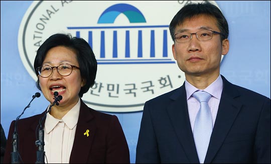 이상규(왼쪽), 김미희 옛 통합진보당 의원이 5일 오전 국회 정론관에서 4.29 재보궐선거 출마를 밝히는 기자회견을 하고 있다. ⓒ데일리안