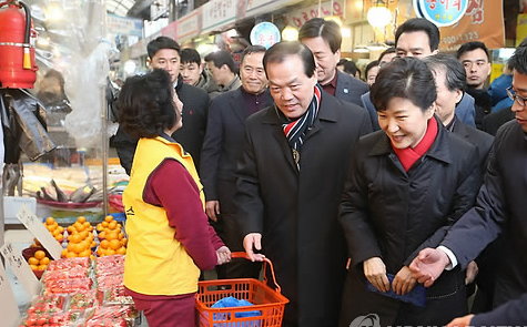 박근혜 대통령이 10일 오전 서울 광진구 중곡제일골목시장을 방문, 시장을 둘러보고 있다. ⓒ연합뉴스