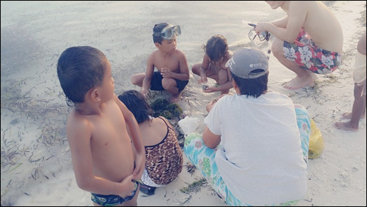 해변에서 스노클링을 즐기며 아이들과 함께 놀았다. ⓒ Get About 트래블웹진