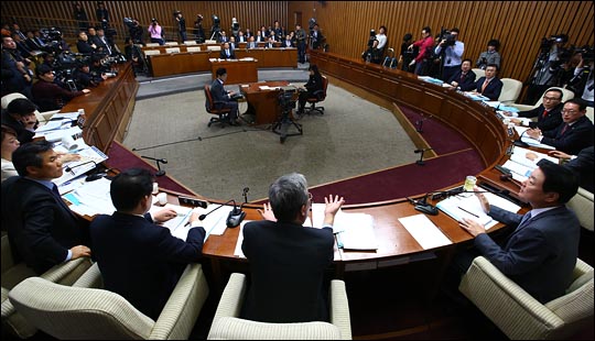 11일 오전 국회에서 이완구 국무총리 후보자에 대한 인사청문회가 진행되고 있는 가운데 여야 의원들이 논쟁을 벌이고 있다. ⓒ데일리안 홍효식 기자