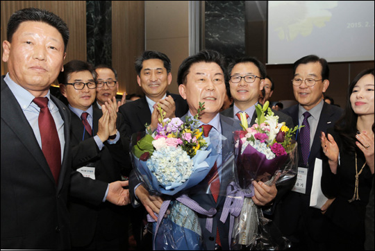 27일 중소기업중앙회 제25대 회장으로 선출된 박성택 산하 대표(가운데)가 회원들로부터 축하를 받고 있다.ⓒ중소기업중앙회
