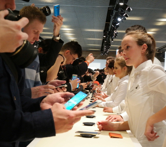 전세계 미디어 관계자들이 1일(현지시간) 스페인 바르셀로나에서 열린 삼성전자 언팩 행사에 참석해 갤럭시S6와 갤럭시S6 엣지 등 제품들을 살펴보고 있다.ⓒ삼성전자