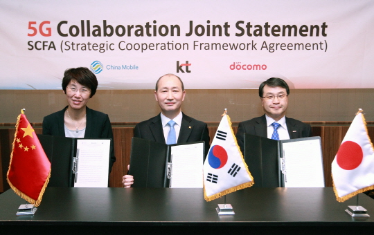 오성목 KT 네트워크부문장(가운데), 왕샤오윈 차이나모바일 기술부문장(왼쪽), 오노에 NTT도코모 혁신본부장이 5G 기술 협력을 위한 공동 선언을 발표하고 기념 촬영을 하고 있다. ⓒKT