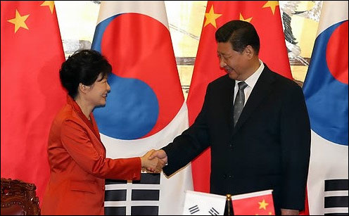 박근혜 대통령과 시진핑 중국 국가주석이 지난해 11월 10일 오전 중국 베이징 인민대회당에서 한-중 자유무역협정(FTA) 서명식을 마친 뒤 악수하고 있다.ⓒ연합뉴스