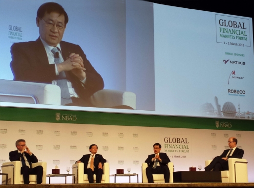 홍기택 KDB산업은행 회장(오른쪽 둘째)이 '글로벌 금융시장 포럼(Global Financial Markerts Forum)' 패널토론에서 발언을 하고 있다.ⓒKDB산업은행