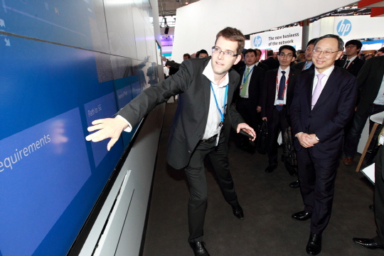 황창규 KT 회장(오른쪽)이 MWC2015 노키아 부스에서 LTE-ㅡM 기술에 대한 설명을 듣고 있다. ⓒKT