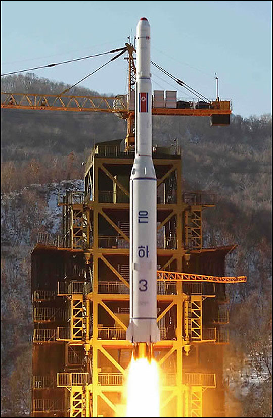 지난 2012년 12월 북한 조선중앙통신은 장거리 로켓 은하3호를 공개했다. ⓒ연합뉴스