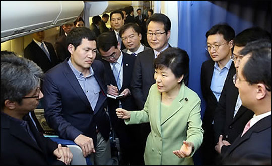 박근혜 대통령이 8일 오후(현지시각) 중동 4개국 순방을 마치고 오른 전용기 내에서 기자들에게 순방 성과와 의의 등에 대해 설명하고 있다.ⓒ연합뉴스