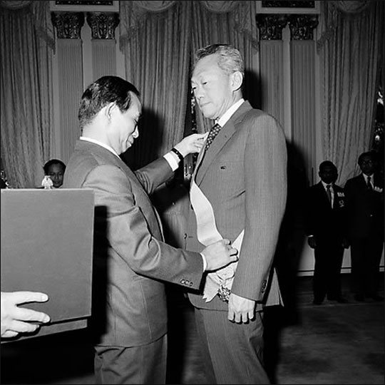 싱가포르의 국부로 불리는 리콴유 전 총리가 23일 향년 91세로 타계했다. 박정희 전 대통령이 지난 1979년 10월19일 청와대를 방문한 리콴유 전 총리를 접견하고 있다.ⓒ연합뉴스