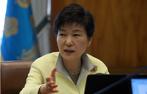 박근혜 대통령이 24일 오전 청와대에서 열린 수석비서관회의를 주재하며 발언하고 있다. ⓒ연합뉴스
