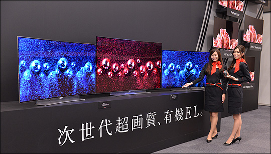 25일 일본 도쿄 아키하바라에서 열린 ‘2015년 TV 신제품 발표회’에서 LG전자 모델이 제품을 소개하고 있다. ⓒLG전자