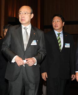 2011년 10월 6일 전경련 50주년 창립 기념 리셉션에 김승연 한화 회장과 최태원 SK 회장이 나란히 입장하고 있다.ⓒ데일리안 박항구 기자