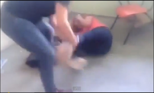 제자의 아버지와 불륜 관계를 맺은 여교사가 학생들 앞에서 제자 어머니에 의해 폭행을 당하는 영상이 퍼져 네티즌들의 관심이 집중되고 있다. 유튜브 영상 화면 캡처.