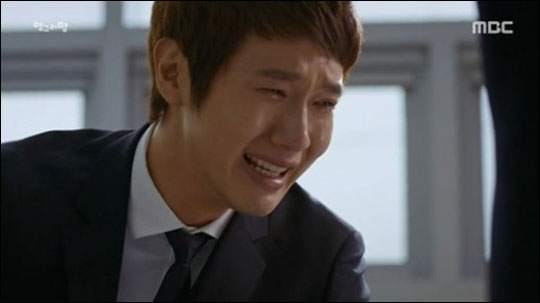 26일 MBC 수목드라마 ‘앵그리맘’ 4회에는 제자의 죽음 앞에 죄책감을 느껴 눈물을 쏟아내는  박노아(지현우)의 모습이 그려졌다. MBC '앵그리맘' 방송화면 캡처