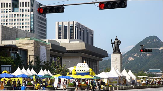 각종 시위가 끊이지 않는 서울 종로구 광화문 광장에 빨간 불 신호등이 켜져있다. 사진 오른쪽 뒤로 청와대가 보이고 있다. ⓒ데일리안 홍효식 기자