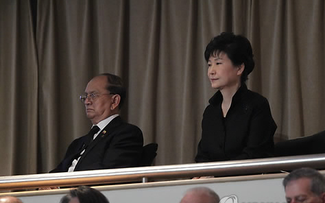박근혜 대통령이 29일 오후 싱가포르 국립대학 문화센터에서 열린 리콴유 전 총리의 국가 장례식에 참석해 테인 세인 미얀마 대통령(왼쪽) 등 각국 정상들과 나란히 앉아 있다. ⓒ연합뉴스