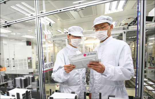 LG화학 직원들이 LG화학 충북 청원 오창 전기차 배터리 공장에서 생산된 배터리 셀을 검사하고 있다.ⓒLG화학