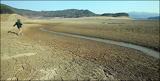 계속되는 가뭄으로 소양강댐 저수지역인 강원 인제군 소양호 바닥이 갈라진 모습. ⓒ연합뉴스