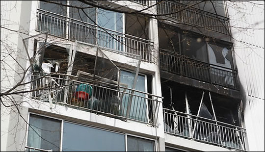 30일 낮 12시 35분께 강원 춘천시 소양로의 한 아파트 4층에서 가스 폭발로 추정되는 불이 났다. ⓒ연합뉴스