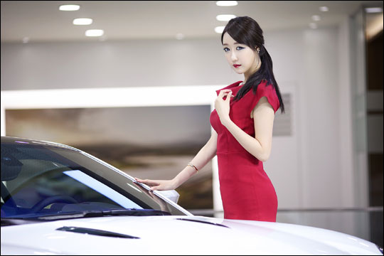 ‘모터쇼 여신’ 레이싱 모델 이아린이 2015 서울 모터쇼에서 재규어/랜드로버 모델로 선다. 사진은 지난 해 부산 모터쇼 모습. ⓒ김기수 포토그래퍼