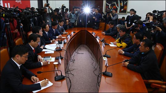 유승민 새누리당 원내대표가 31일 오전 국회 원내대표실에서 세월호 가족협의회와 면담을 하고 있다. ⓒ데일리안 홍효식 기자