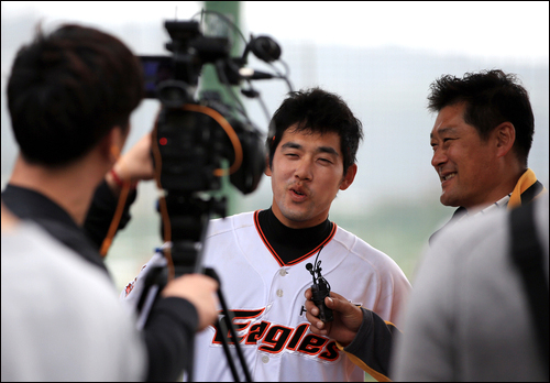 이종범(오른쪽)은 올 시즌 한화 코치가 아닌 해설위원으로 선수들과 만난다. ⓒ 연합뉴스