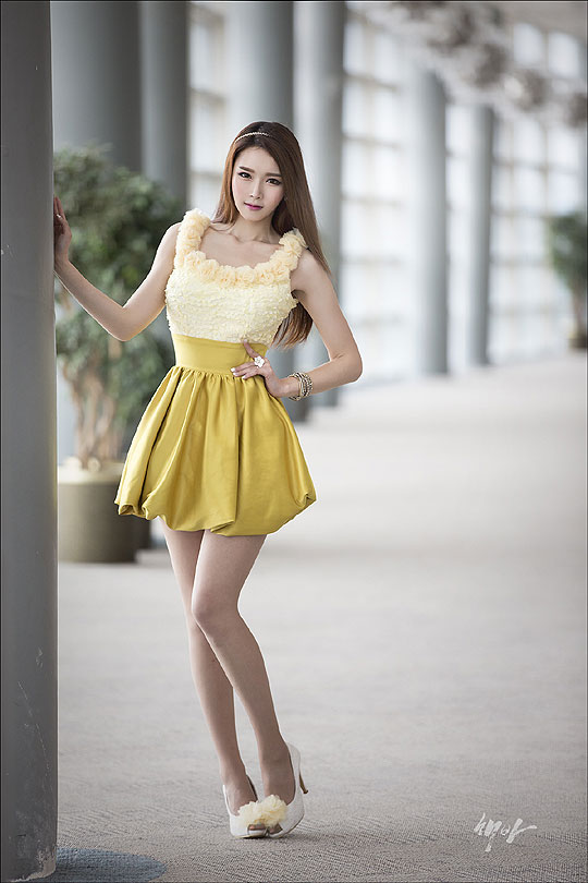 향긋한 봄 내음을 머금은 꽃들이 만개한 4월, 노란 개나리를 닮은 레이싱 모델 유리안은 2015 서울모터쇼에서 상큼함이 톡톡 터지는 매력을 뽐냈다. ⓒ김연환 객원기자