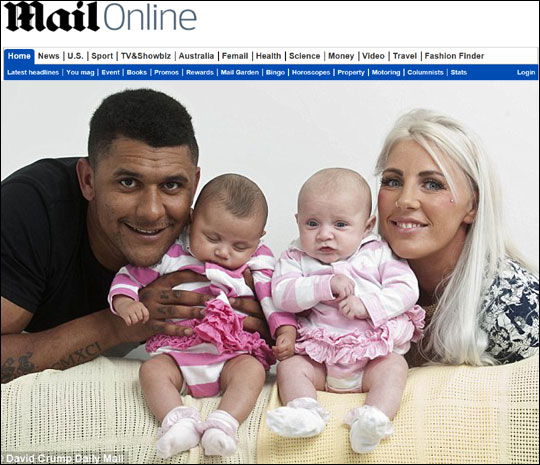 흑인 아빠와 백인 엄마 사이에서 100만분의 1확률을 뚫고 피부색이 각각 흑백인 쌍둥이가 태어나 화제다. 데일리메일 홈페이지 화면 캡처.