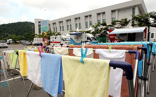 지난 2014년 7월 22일 오후 실종자 가족들이 실종자들을 기다리고 있는 전라남도 진도군 진도체육관에서 자원봉사자들이 세탁물들을 햇볕에 말리고 있다. ⓒ데일리안 박항구 기자