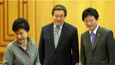 박근혜 대통령이 지난 2월 10일 오전 청와대를 방문한 새누리당 지도부와의 접견에서 인사를 나눈 뒤 자리로 향하고 있다. 오른쪽부터 유승민 원내대표, 김무성 대표. ⓒ연합뉴스