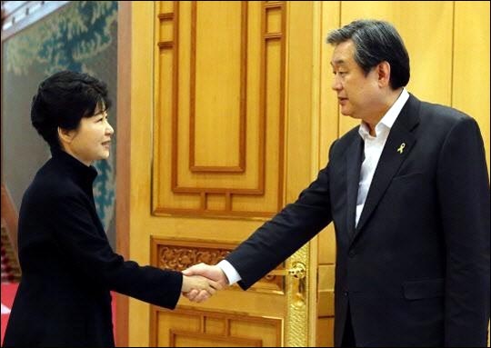 박근혜 대통령과 새누리당 김무성 대표가 16일 오후 청와대에서 '성완종 사태' 논의를 하기 위해 만나 악수하고 있다 ⓒ청와대