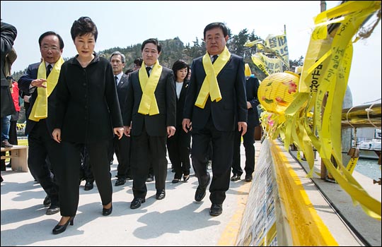 박근혜 대통령이 세월호 참사 1주기인 16일 전남 진도군 팽목항을 방문해 대국민 메세지 발표를 위해 방파제로 이동하고 있다. ⓒ데일리안 