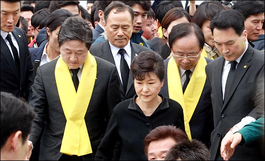 박근혜 대통령이 세월호 참사 1주기인 16일 전남 진도군 팽목항을 방문해 방파제에서 대국민 메시지를 발표한뒤 나오고 있다.  ⓒ데일리안 박항구 기자