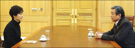 박근혜 대통령과 새누리당 김무성 대표가 16일 오후 '성완종 리스트'를 둘러싼 주요 현안을 논의하기 위해 청와대에서 회동을 갖고 대화를 나누고 있다. ⓒ연합뉴스